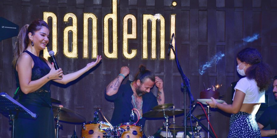 Derya Bedavacı, Pandemi Restaurant'ta sahne aldı!