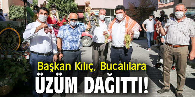 Başkan Kılıç, Bucalılara üzüm dağıttı!