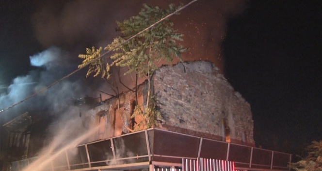 Metruk bina alev alev yandı