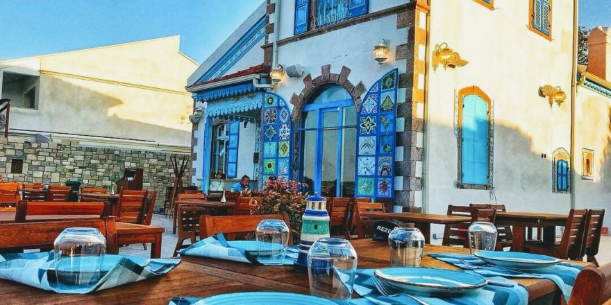 Urla'da taş bina yıkıldı