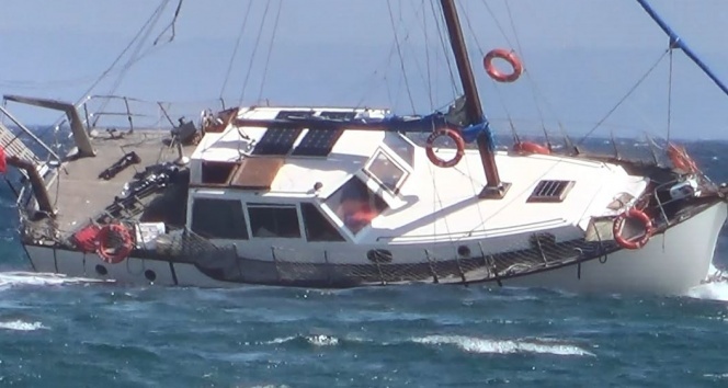 Kayalıklara çarpan yat yan yattı! 