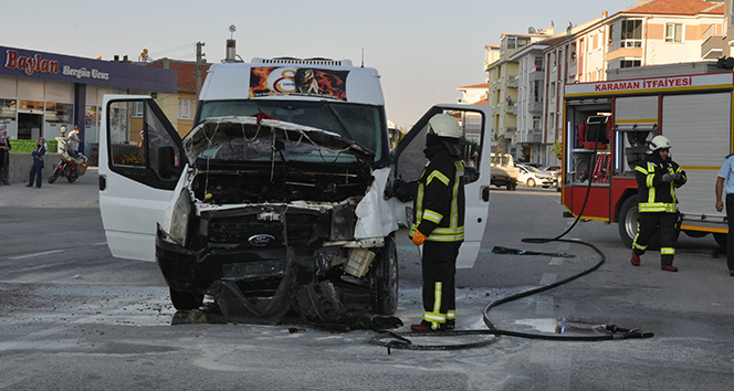 Servis minibüsü alev aldı!