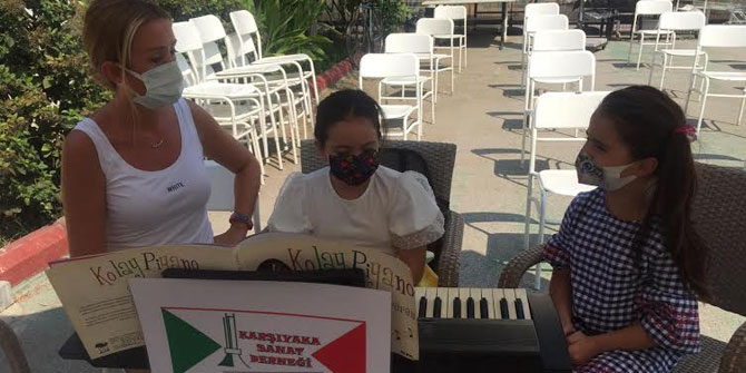 Karşıyaka Sanat Derneği, çocuklara piyano çalmasını öğretecek