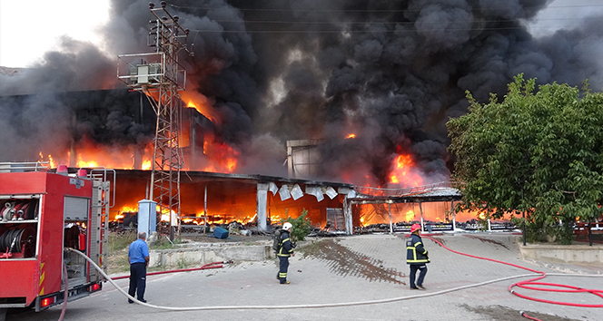 AVM'de korkutan yangın!