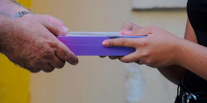 Sen de destek ol, uzakta kalmasınlar