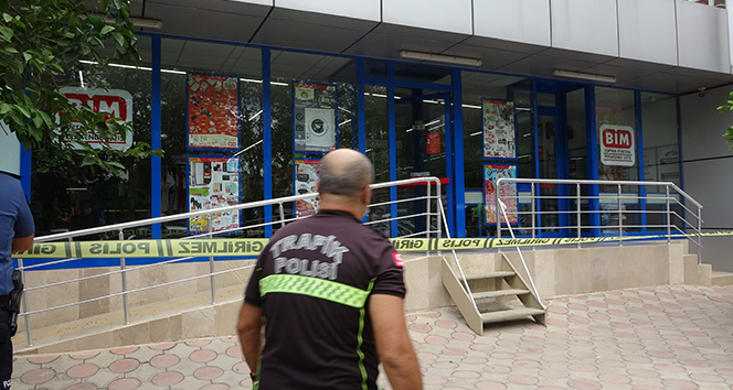 Marketi bastı! Kasiyer kadını öldürdü