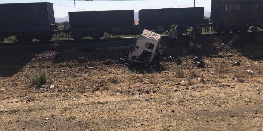 Yük treni kamyonu biçti! 