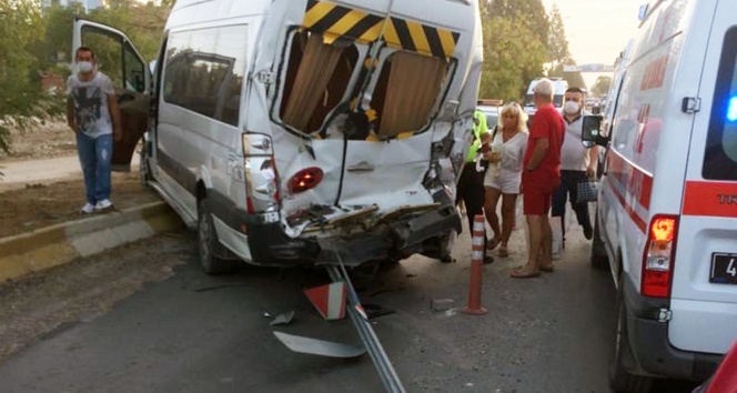 Servis minibüsü ile tur otobüsü çarpıştı! 5 yaralı