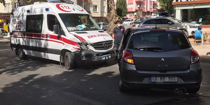 Ambulans otomobile çarptı! 2 yaralı