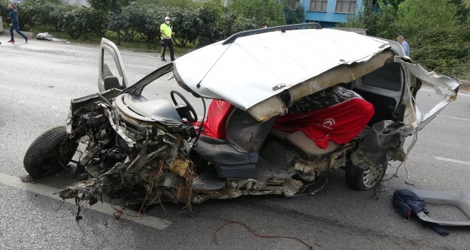 Araç ağaca çarparak parçalara ayrıldı! 