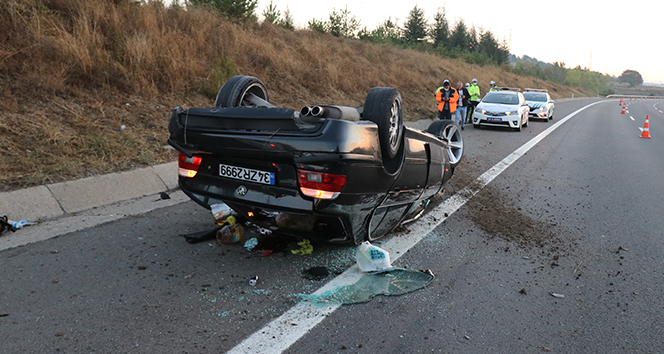 Otomobilin lastiği patladı, takla attı: 4 yaralı