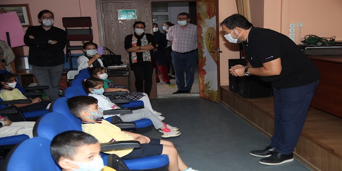 Dokuz Eylül Rotary'den öğrencilere Covid-19 eğitimi