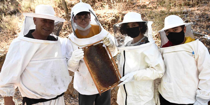 Oğuzhan Özkaya Eğitim Kurumları öğrencilerinden organik bal!