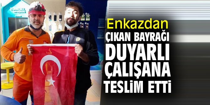 Enkazdan çıkan bayrağı duyarlı çalışana verdi