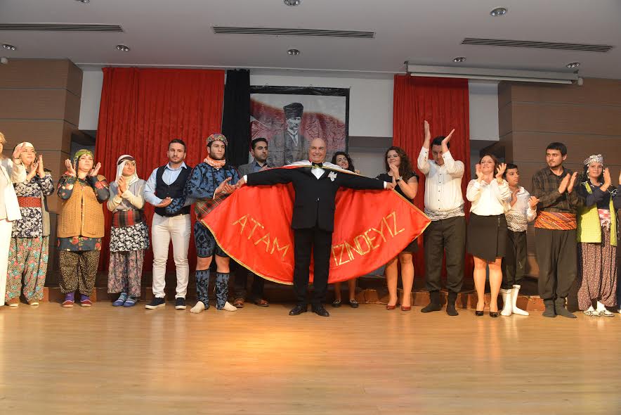 “Atatürk Ölmedi” oyunu sahnelendi