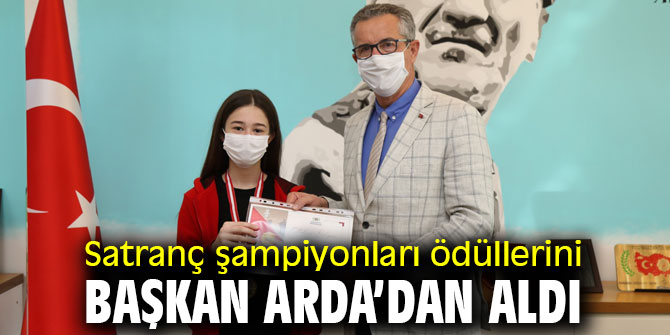 Başkan Arda satranç şampiyonlarına ödüllerini verdi