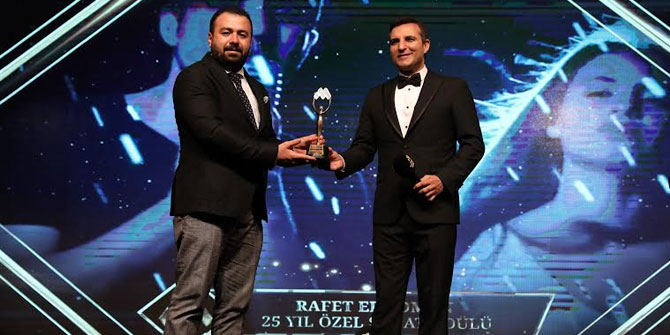 Rafet El Roman 25. yıl özel sanat ödülünü aldı