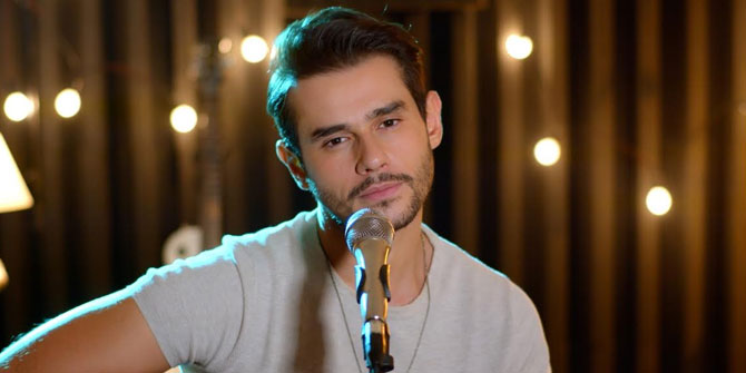 Cem Belevi'den Akustik şarkı!