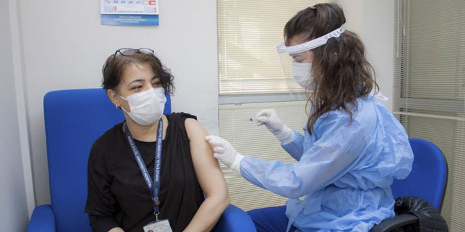 Dokuz Eylül Üniversitesi'nde sağlık çalışanları aşılandı!