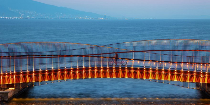 Bayraklı yaya köprüsü uluslararası arenada birincilik ödülü aldı