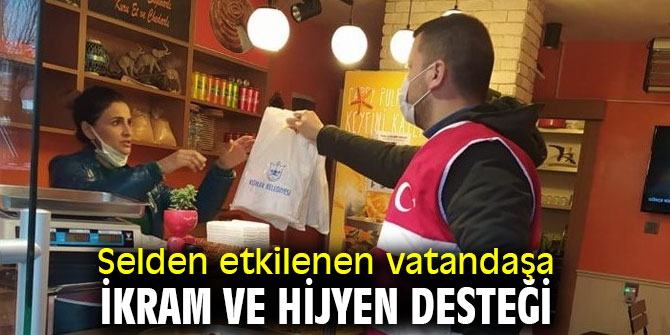 Konak'ta selden etkilenen vatandaşa ikram ve hijyen desteği