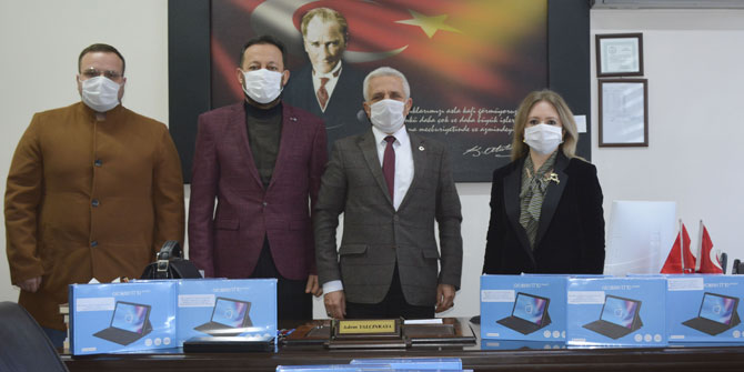 Akhisar Ticaret Borsası’ndan öğrencilere tablet desteği