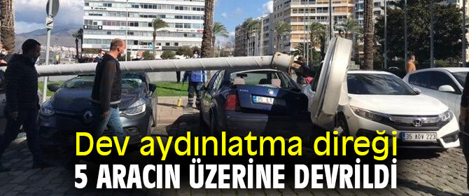 İzmir'de dev aydınlatma direği 5 aracın üzerine devrildi