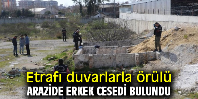 Etrafı duvarlarla örülü boş arazide erkek cesedi bulundu