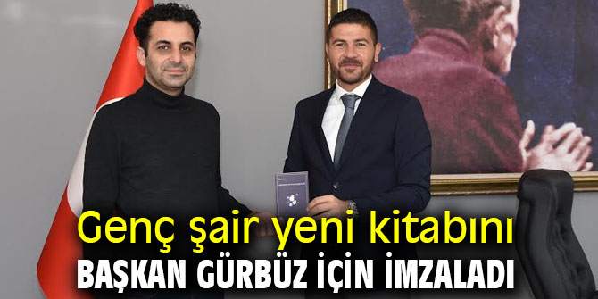 Genç şair yeni kitabını başkan Gürbüz için imzaladı