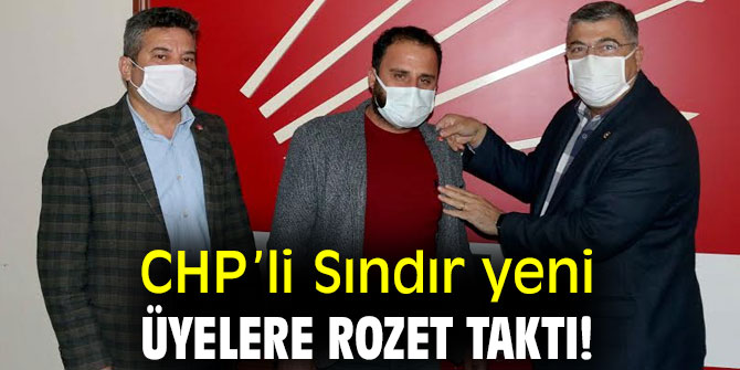 CHP’li Sındır yeni üyelere rozet taktı!