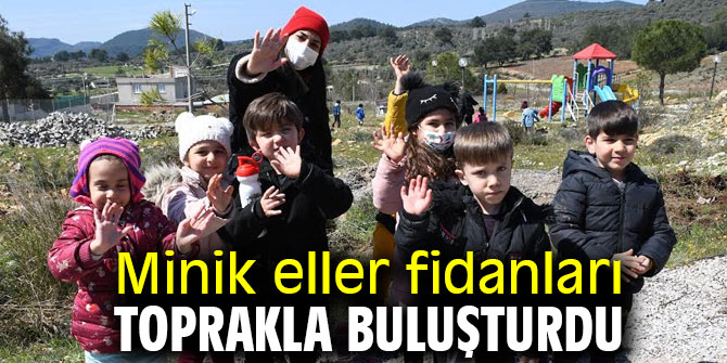 Minik eller fidanları toprakla buluşturdu