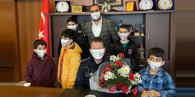 Torbalılı çocuklar Dünya Otizm Farkındalık Günü’nde protokolü ziyaret etti