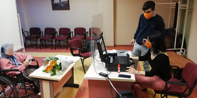 Karşıyaka'da Huzurevi sakinlerine yeni kimler verildi!