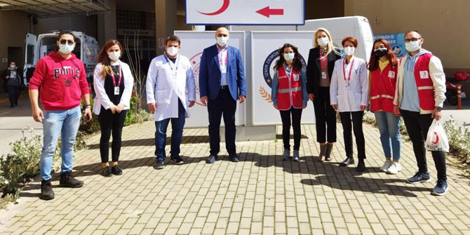 Genç Kızılay Gönüllüleri'nden Sağlık Çalışanlarına Kit