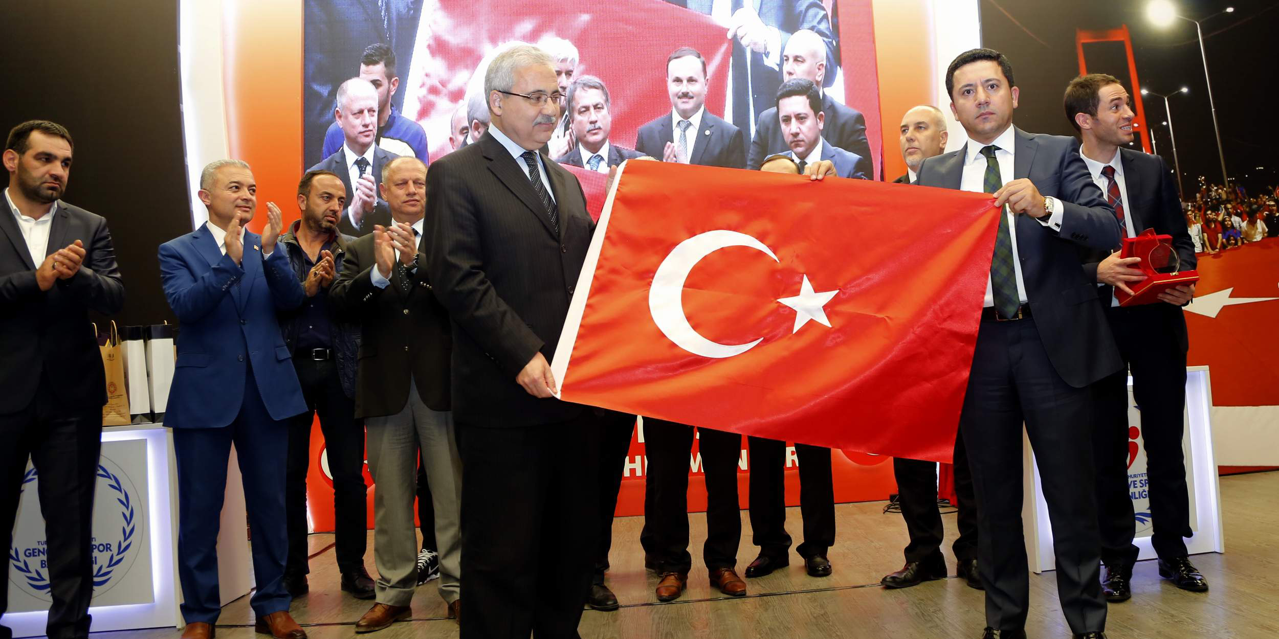 KAHRAMANLARIN 15 TEMMUZ’U ANLATTIĞI GECEDE GÖZYAŞLARI SEL OLDU