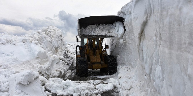Bitlis'te 10 metrelik karla mücadele