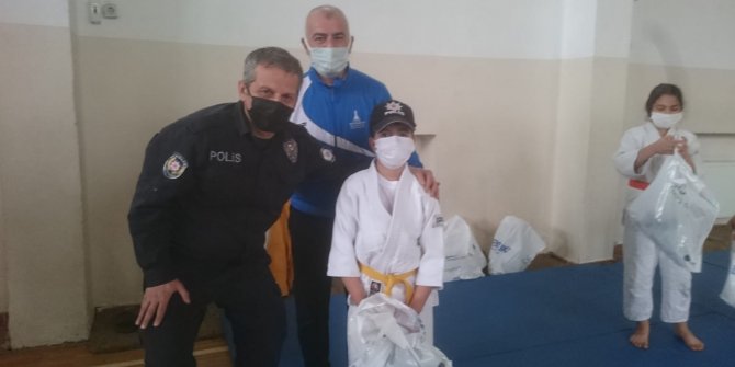 Polisten Basmaneli çocuklara ayakkabı desteği 