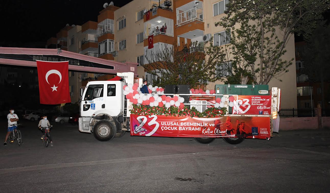 KUŞADASI’NDA 23 NİSAN COŞKUSU İSTİKLAL MARŞI İLE ZİRVE YAPTI