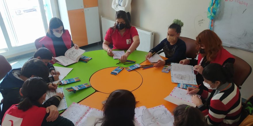 Gönüllü Gençler Çocukların Yüzünü Güldürüyor