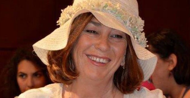 İzmir'de Eski Başkanın Eşi Hastaneye Kaldırıldı