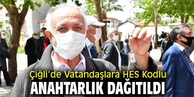 Çiğli’de Vatandaşlara HES Kodlu Anahtarlık Dağıtıldı