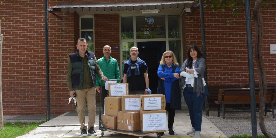 ‘Yaşar Aksoy Kitaplığı’na İngilizce ders materyali bağışı