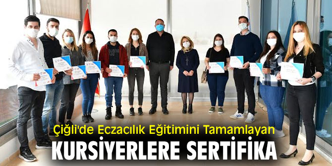 Çiğli'de Eczacılık Eğitimini Tamamlayan Kursiyerlere Sertifika