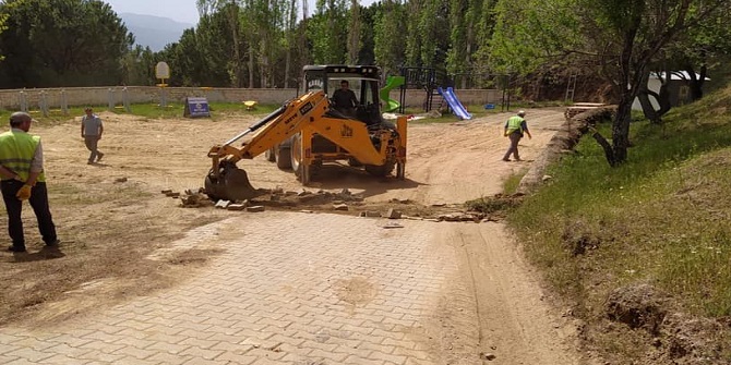 Başkan Yılmazlar, kırsalda mahalle içi kilit parke taş döşeme çalışmalarını inceledi
