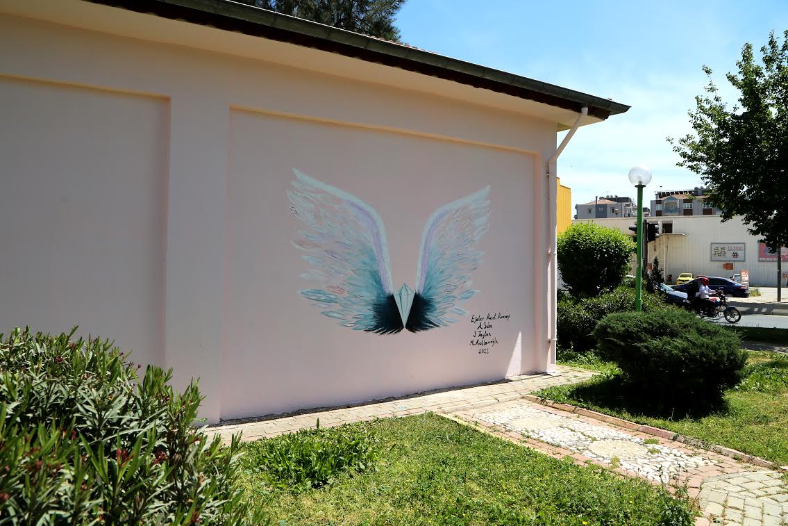 Kentin duvarlarını melek kanadı resimleriyle süslüyorlar.