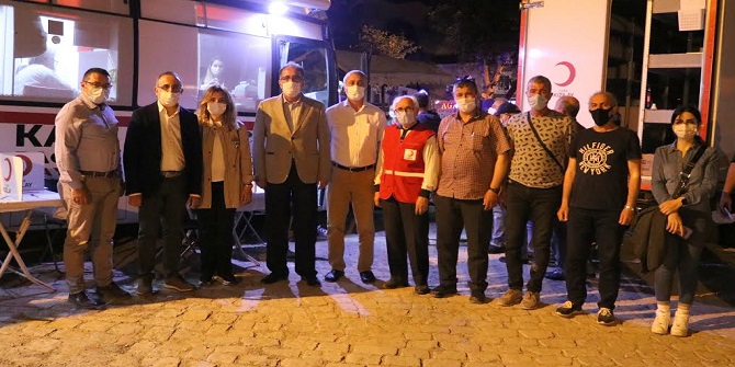 FOÇADA KIZILAYIN GECE MESAİSİNE AK PARTİLİLERDEN DESTEK