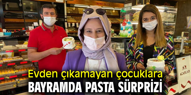 İzmir'de evden çıkamayan çocuklara bayramda pasta sürprizi
