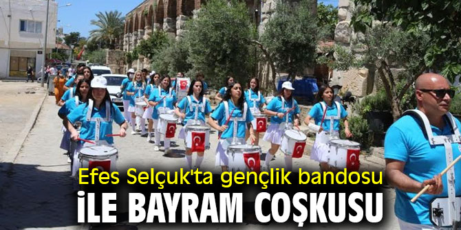 Efes Selçuk'ta gençlik bandosu ile bayram coşkusu