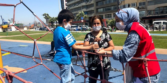 Genç Kızılay Gönüllüleri Çocuklara Kutu Süt Dağıttı