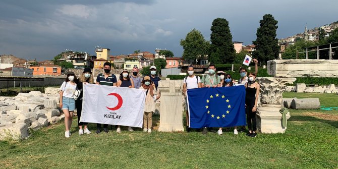 GENÇ KIZILAY İZMİR’DEN YABANCI GÖNÜLLÜLERLE KÜLTÜREL GEZİ